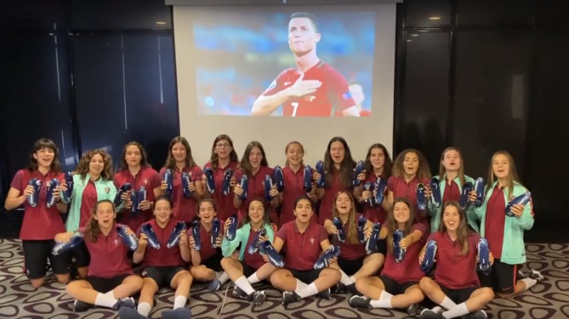 Cristiano Ronaldo envia chuteiras e carta a garotas do sub-17 de Portugal