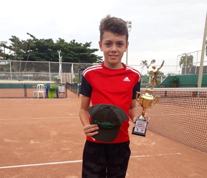 Yuri é campeão de tênis no CP