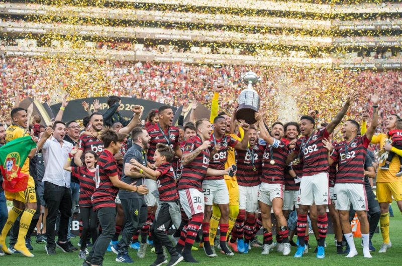 Flamengo, com cofres cheios, começa a pensar em 2020