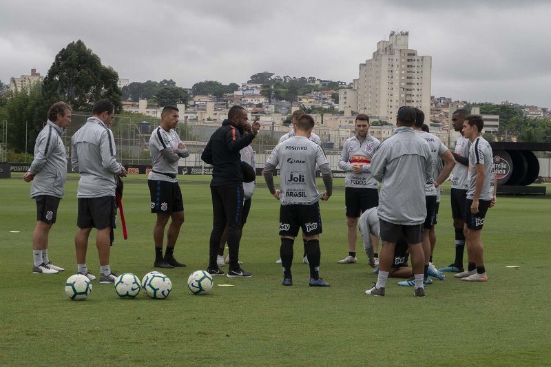 Pedrinho e Danilo Avelar devem desfalcar o Timão