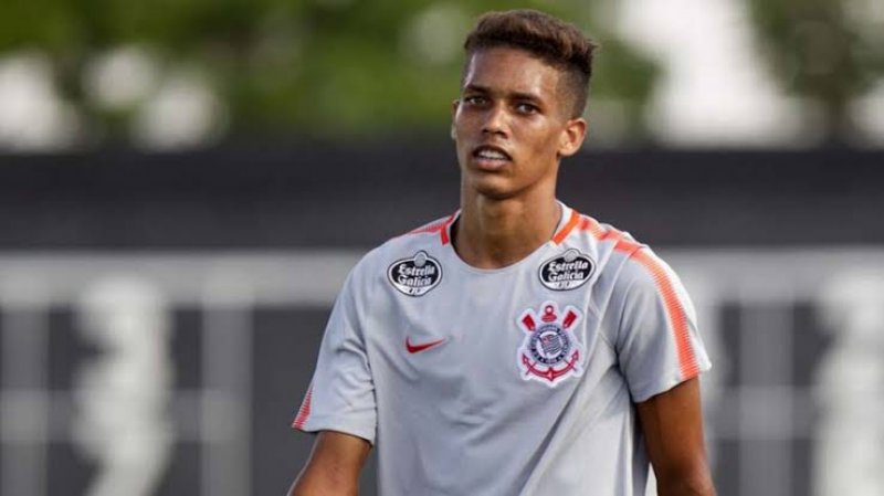 Pedrinho sente incômodo e vira dúvida no Corinthians