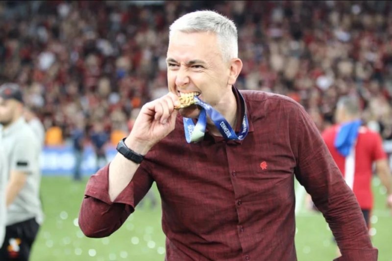 Tiago Nunes reúne departamentos e pretende mexer na base do Corinthians