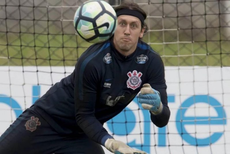 Exame não aponta lesão e Cássio viaja com o Corinthians para a Flórida