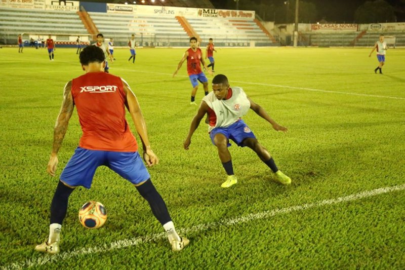 A três dias da estréia, Penapolense treina no CT