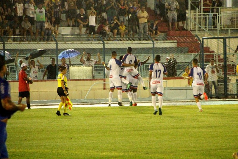 CAP vence na estreia com futebol convincente