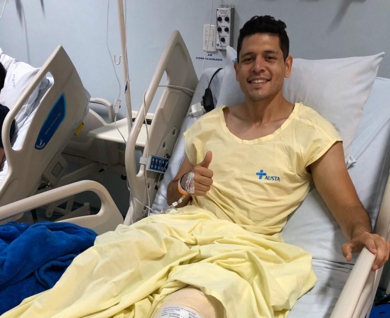 Goleiro Bruno se recupera de cirurgia no joelho