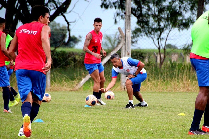 Desempenho dos atletas agrada treinador