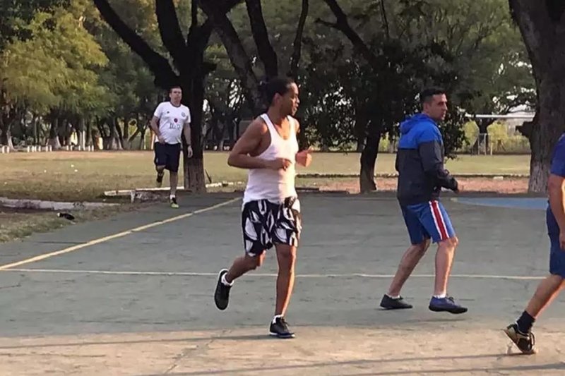 Ronaldinho é destaque em amistoso de futsal em prisão do Paraguai