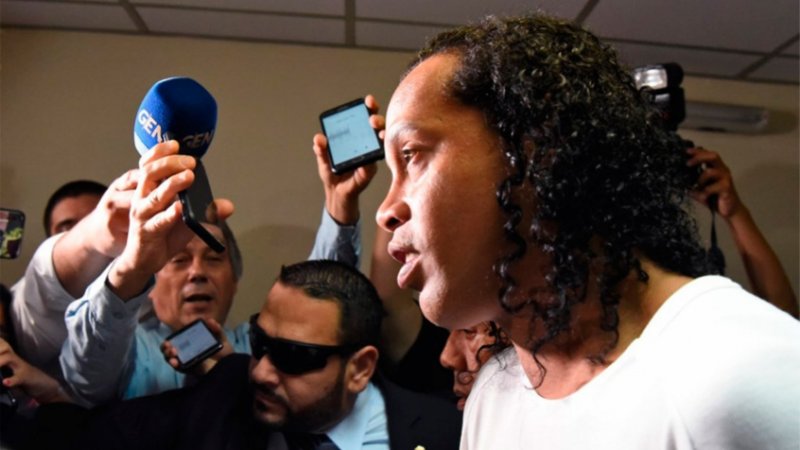 Ronaldinho recebeu ligação de Puyol na prisão, diz jornal