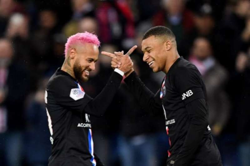 Neymar e Mbappé ficarão no Paris Saint-Germain, diz jornal