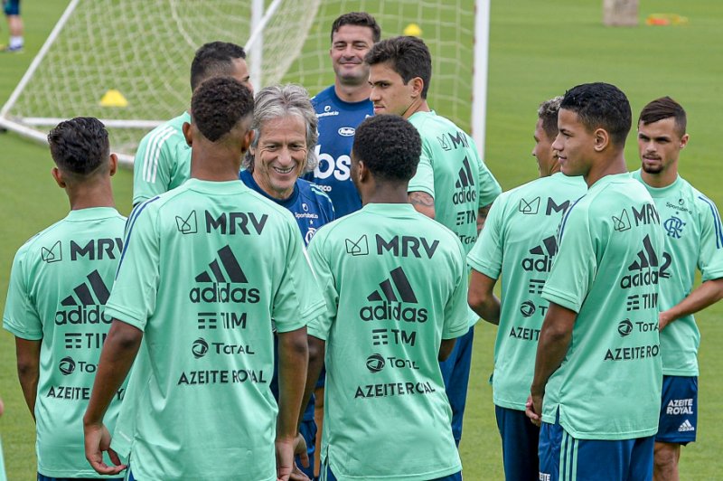 Flamengo cai na real e deve reduzir salários dos jogadores