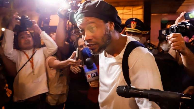 Ronaldinho Gaúcho: Do carinho na prisão ao plano ao voltar para o Brasil