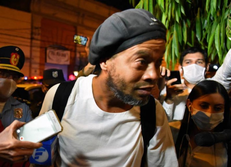 Ronaldinho quebra silêncio e fala  sobre prisão: 
