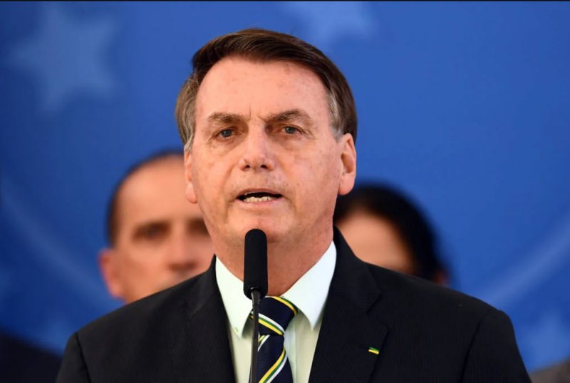 Bolsonaro defende retorno do futebol e revela que foi procurado por dirigentes