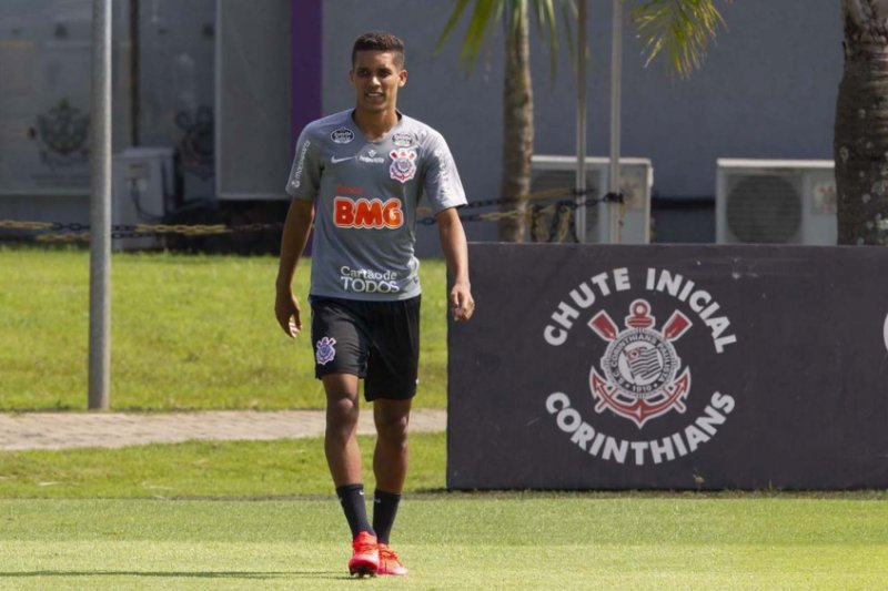 Sem alvo para vaga de Pedrinho, Timão precisa achar solução caseira