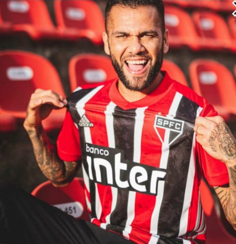 Em entrevista a Zico, Daniel Alves, do São Paulo, brinca sobre canetas em Neymar, Messi e CR7