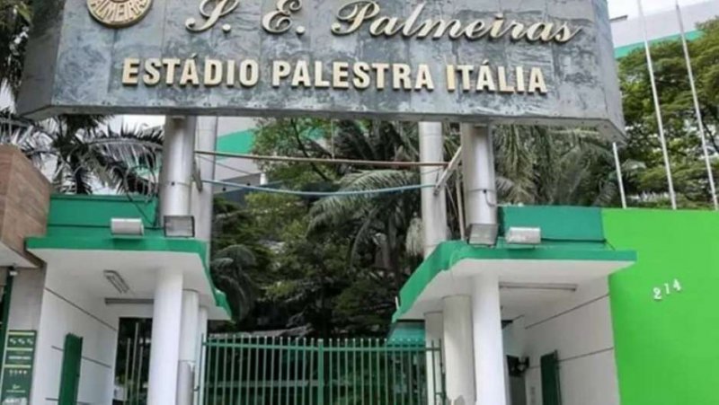 Torcida do Palmeiras depreda portão da sede do clube após derrota para o Corinthians
