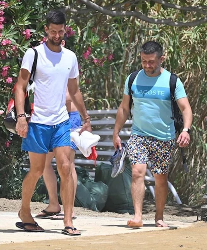 Após ser contaminado pela Covid-19, Djokovic aparece em praia sem máscara 