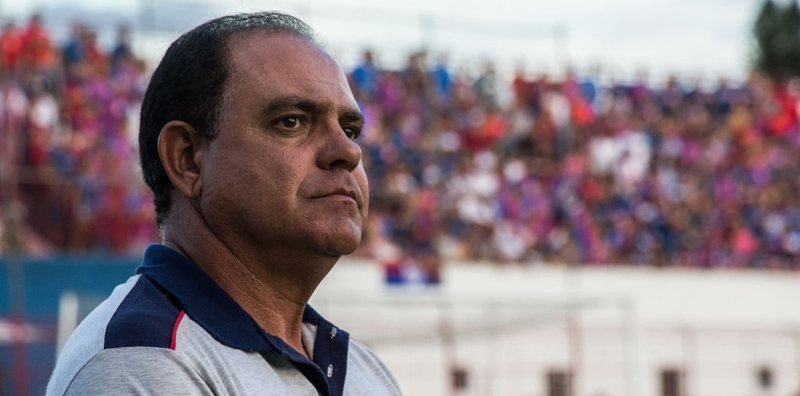 Técnico do Penapolense comemora vitória em Ribeirão