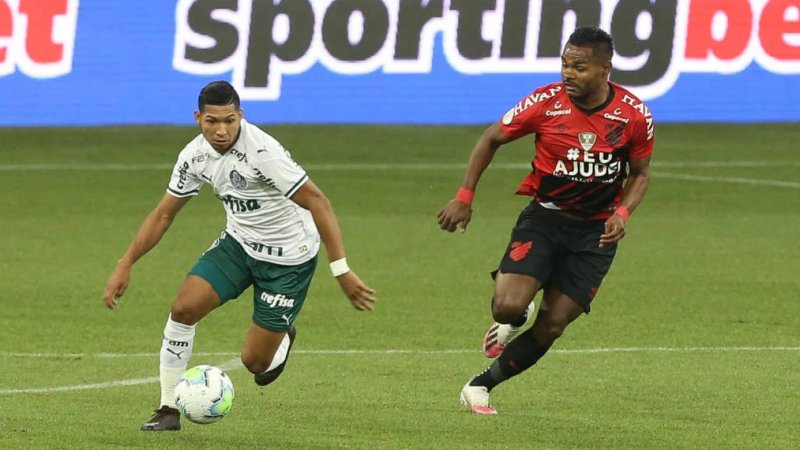 Veiga estranha protesto de torcedores após primeira vitória no Brasileirão