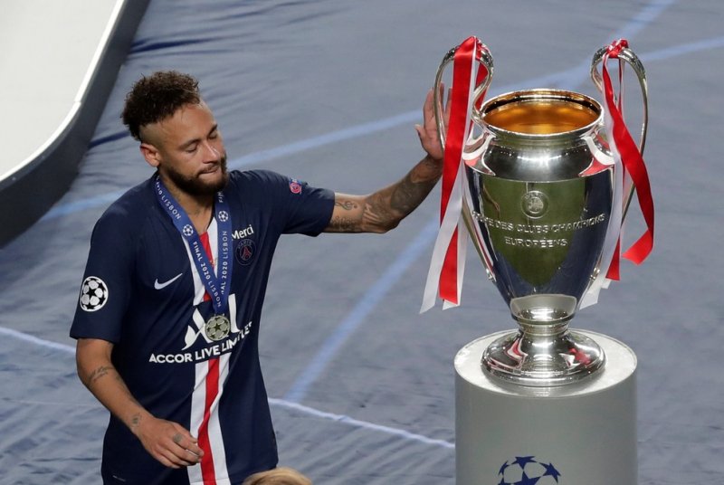 Neymar chora com derrota para o Bayern e perda do título do PSG na Liga dos Campeões