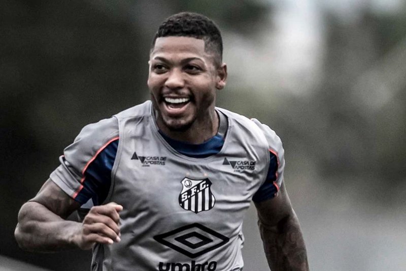 Marinho treina com limitações e ainda é dúvida para Santos x Flamengo