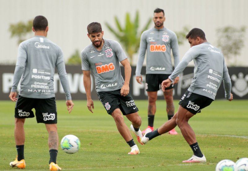 Corinthians enfrenta o Goiás 