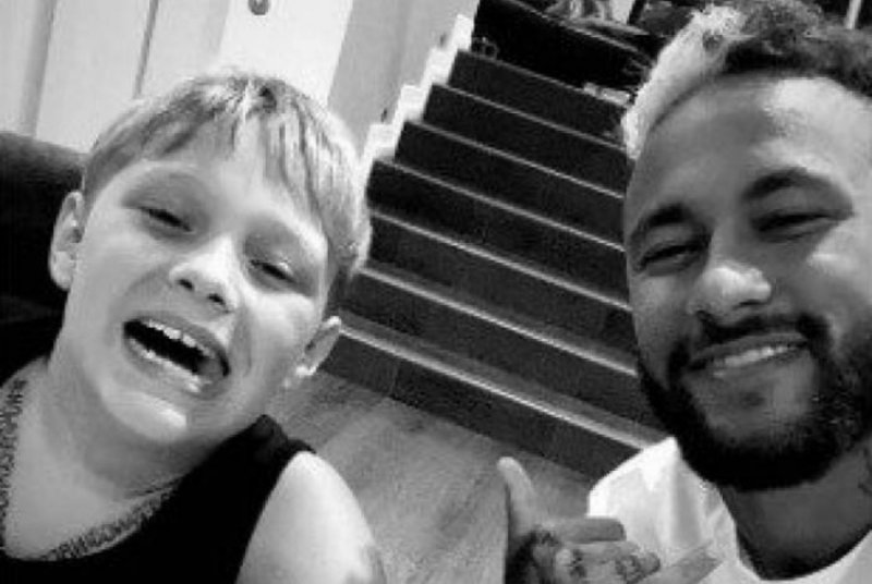 Neymar agradece mensagens e tranquiliza torcedores