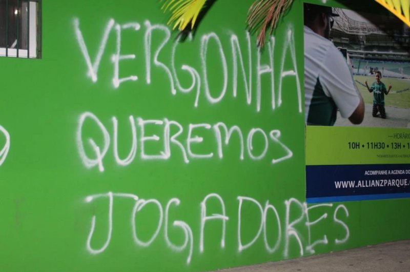 Muros do Allianz Parque amanhecem pichados com cobranças a Galiotte e elenco do Palmeiras