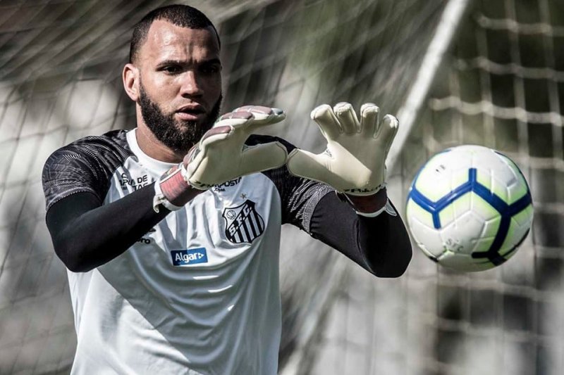Everson volta a ser relacionado no Santos