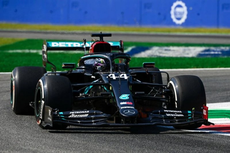 Hamilton lidera sexta-feira de treinos livres na Itália