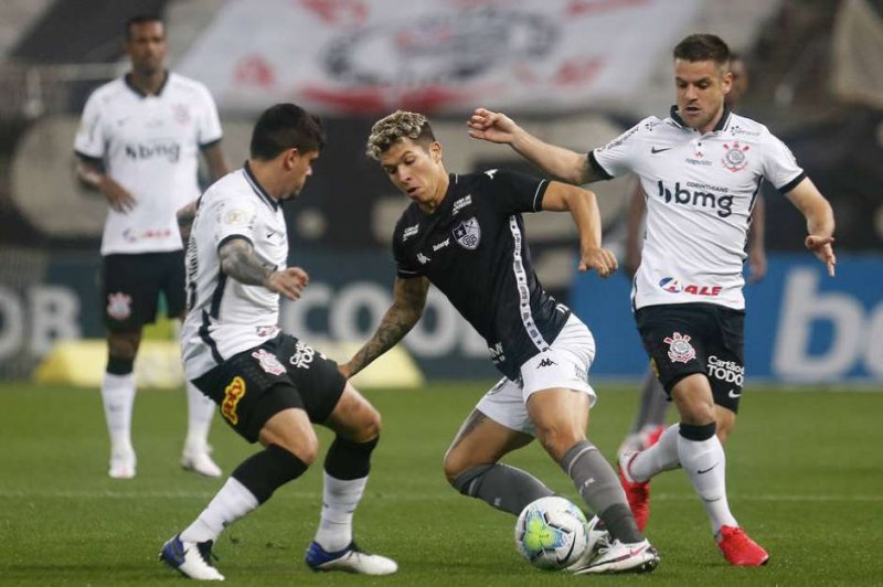 Jô marca nos acréscimos e Corinthians empata com Botafogo