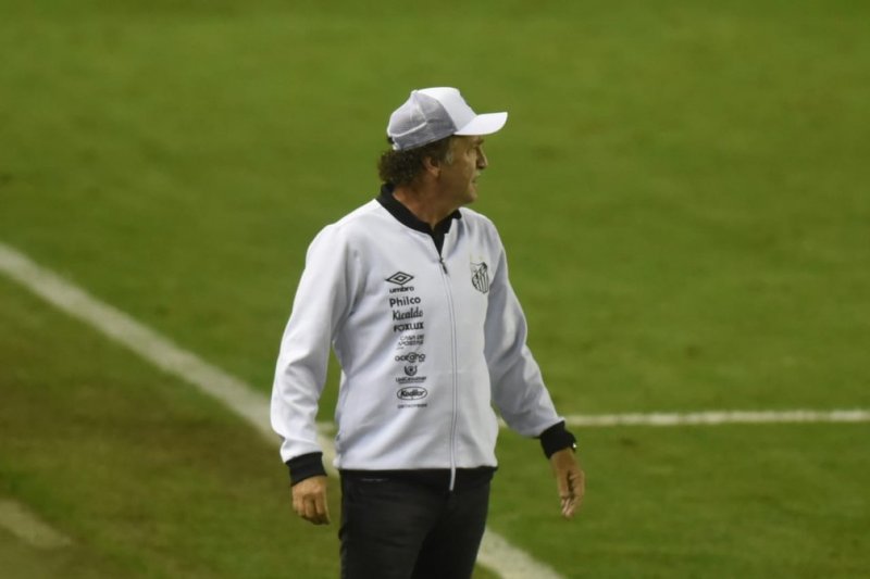 Cuca vê elenco do Santos 