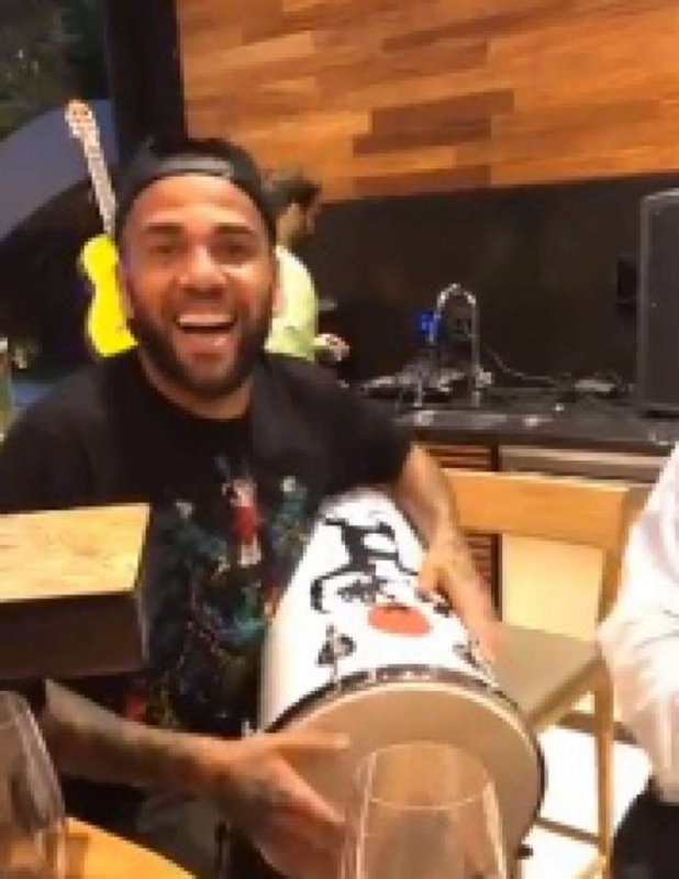 Com lesão no braço, Daniel Alves toca instrumento e revolta torcedores