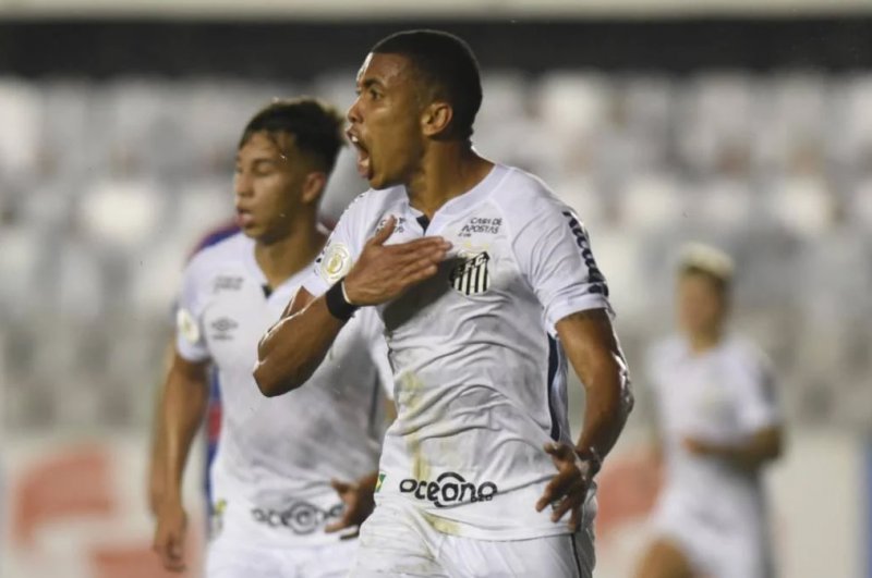  Cuca diz que Santos não tem time titular e reforça rodízio : 