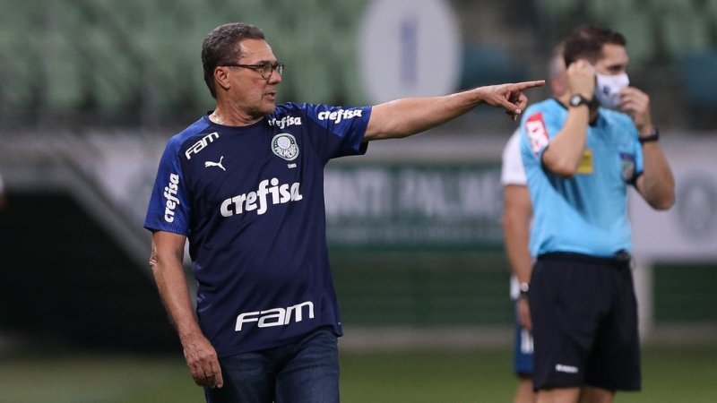 Torcida do Palmeiras pede a saída de Luxemburgo após empate com o Flamengo