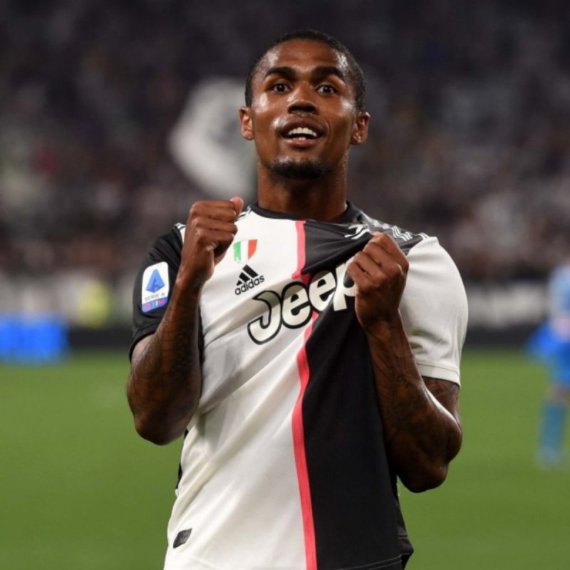 Douglas Costa recusa proposta dos Wolves