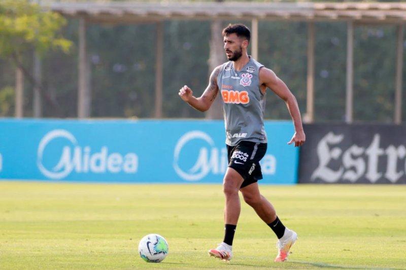 Fagner e minutos para Cazares são reforços do Corinthians em busca de recuperação