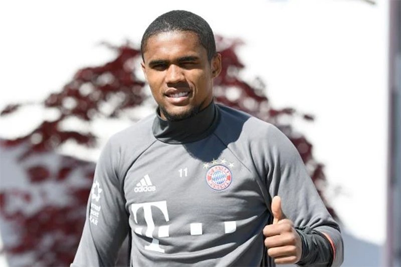 Bayern anuncia o retorno de Douglas Costa por empréstimo