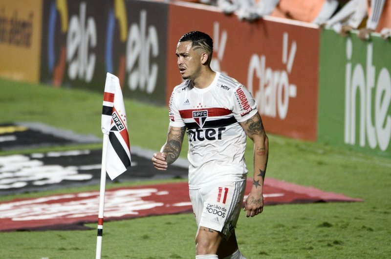Luciano pede desculpas por se irritar com substituição contra o Fortaleza