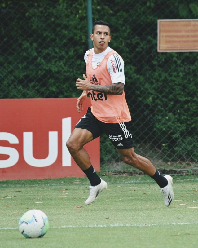 São Paulo enfrenta o Goiás às 19h 