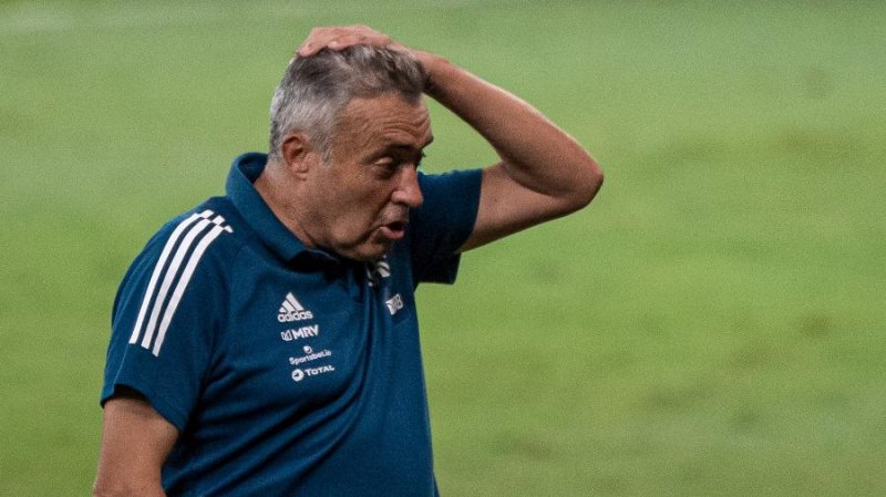 Flamengo demite Domènec após sequência de derrotas e pressão