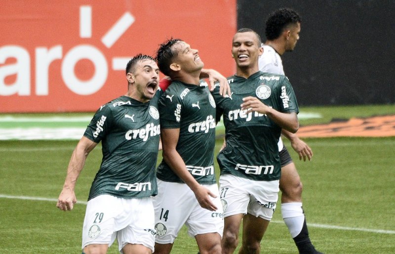 Palmeiras faz três gols em cinco minutos, vence o Ceará e encaminha vaga