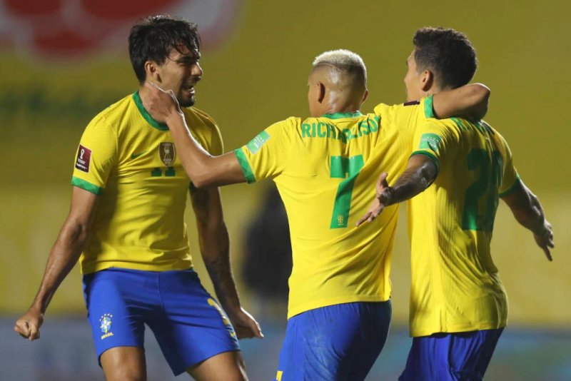 Desfalcada, Seleção mantém 100% com vitória magra 