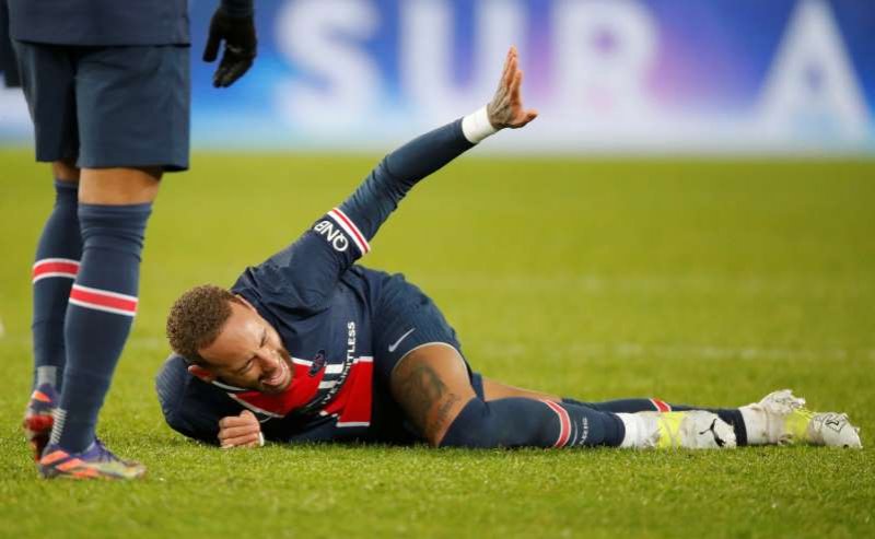 Neymar torce tornozelo e PSG diz que resultado de exame é 