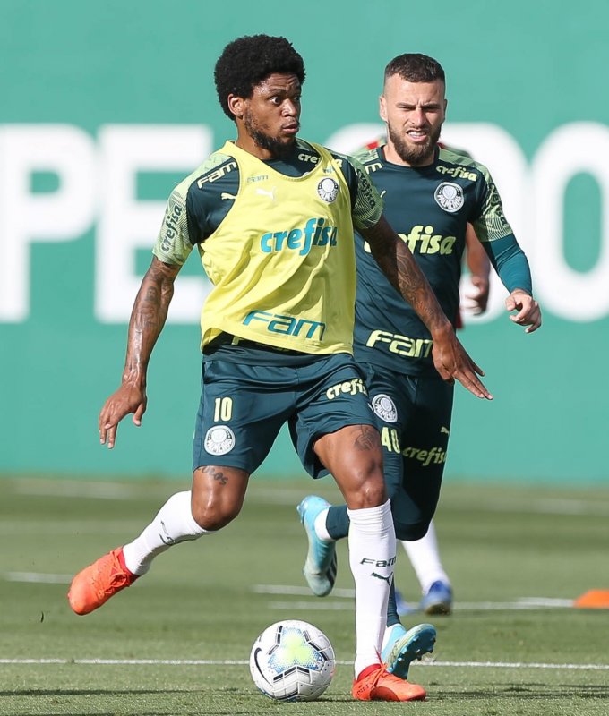 Luiz Adriano treina com bola e se aproxima do retorno