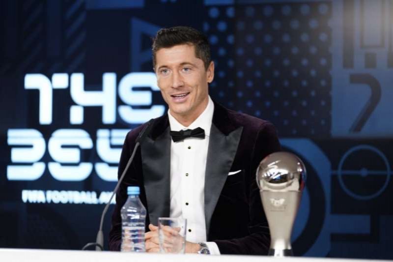Lewandowski admite não estar no mesmo patamar de Messi e CR7