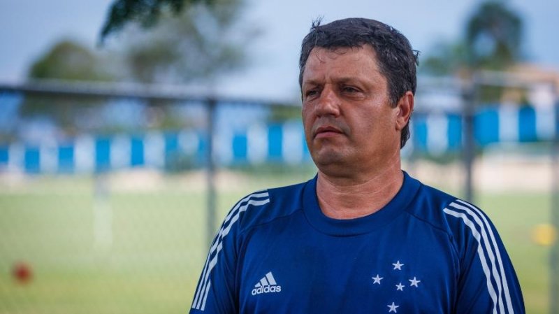 Técnico Adilson Batista sofre infarto e é internado; estado é estável
