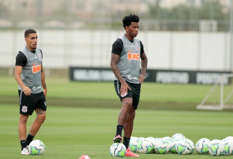 Corinthians pega o Bragantino nesta segunda-feira