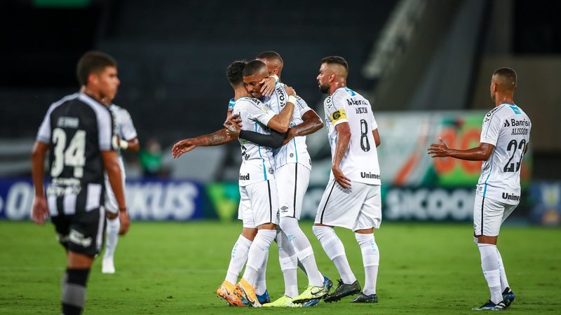 Grêmio não dá chances ao Botafogo e se aproxima do G4 no Brasileirão
